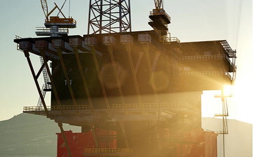 保養(yǎng)機(jī)器部件配件 油起到了很好的保養(yǎng)作用那么槽型托輥在保養(yǎng)的時(shí)候什么時(shí)候要換油什么時(shí)候 多少才適合    如果換油太少，槽型托輥的軸承就會(huì)提前報(bào)廢；如果換油過(guò)多，摩擦托輥就會(huì)陷入困境或長(zhǎng)期危害動(dòng)力線(xiàn)圈和卷線(xiàn)。那么槽型托輥托輥該如何維護(hù)呢？槽型托輥廠(chǎng)家為大家講解一下，希望對(duì)大家有所幫助：   決定什么時(shí)候潤(rùn)滑以及什么時(shí)候停止注油的方式非常簡(jiǎn)單：制定一個(gè)基礎(chǔ)線(xiàn)、制定觀(guān)察計(jì)劃表和注油的時(shí)候進(jìn)行監(jiān)測(cè)。