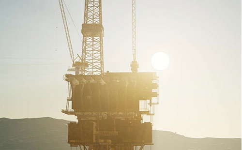 若是一個(gè)錐形托輥的分貝超越根底線(xiàn)8分貝，咱們以為這個(gè)軸承需求光滑。當(dāng)咱們意識(shí)到這個(gè)軸承需求光滑，那么曉得什么時(shí)候中止注油將會(huì)避免過(guò)度光滑的呈現(xiàn)。能夠依照以下三步來(lái)完結(jié)：1）、當(dāng)寫(xiě)入光滑油時(shí)光滑技能員運(yùn)用超聲波儀器檢測(cè)軸承。漸漸注油直到分貝強(qiáng)度降到根底線(xiàn)。2）、若是沒(méi)有根底線(xiàn)作為輔導(dǎo)，光滑油的用量應(yīng)在聲響下降后又上升時(shí)中止。這時(shí)，技能員應(yīng)中止持續(xù)運(yùn)用光滑油。3）、以錐形托輥、沖突托輥生產(chǎn)商的輔導(dǎo)