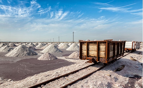 DY移動(dòng)帶式輸送機(jī)主要特點(diǎn):采用高精度，硬具面齒輪，其承載能力高，(比軟具面具輪提高2-3倍)；壽命長(zhǎng)(可達(dá)10年)；結(jié)構(gòu)聚湊，占地面積小(可減少50%以上)；重時(shí)輕，體積小(可降低50%)；尤其是垂直傳動(dòng)結(jié)構(gòu)形式，更適于煤礦井下礦山運(yùn)輸機(jī)械上使用。DY型移動(dòng)式膠帶輸送機(jī)是一種工效高， 實(shí)用，機(jī)動(dòng)性好的連續(xù)輸送裝卸設(shè)備。主要用于裝卸地點(diǎn)經(jīng)常變更動(dòng)的場(chǎng)所，如：港口、碼頭、車(chē)站、煤場(chǎng)、倉(cāng)庫(kù)、建筑工地、